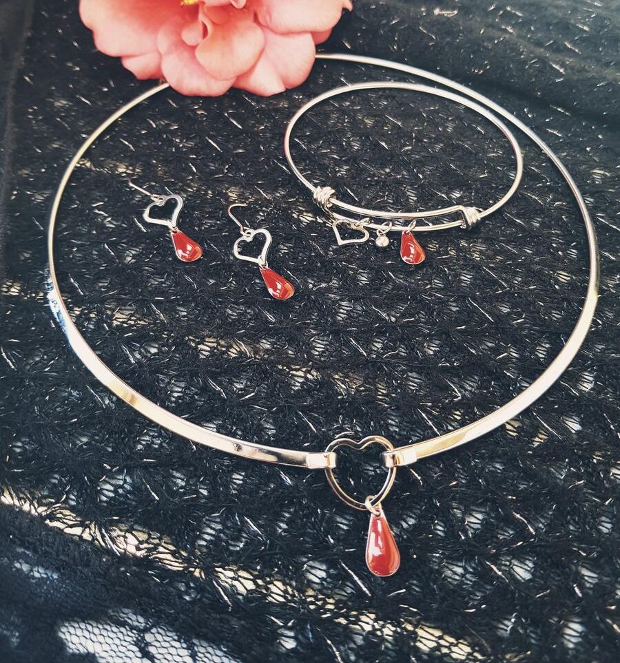 Parure [Boucles d'oreilles, collier et bracelet] inox - cœur argenté et sequin goutte rouge