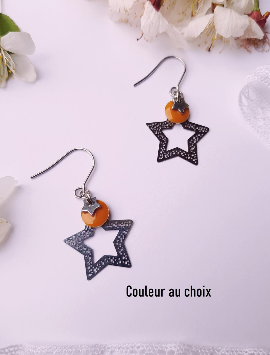 Boucles d'oreille inox avec étoiles argentées et sequins émaillés moutarde Boucles d'oreille inox avec étoiles argentées et sequins émaillés moutarde