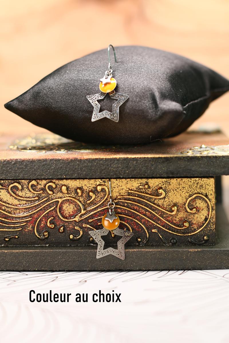Boucles d'oreille inox avec étoiles argentées et sequins émaillés moutarde Boucles d'oreille inox avec étoiles argentées et sequins émaillés moutarde
