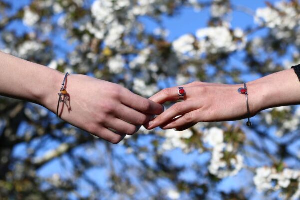 Bracelet inox avec étoiles argentées et sequins émaillés moutarde Bracelet inox avec étoiles argentées et sequins émaillés moutarde