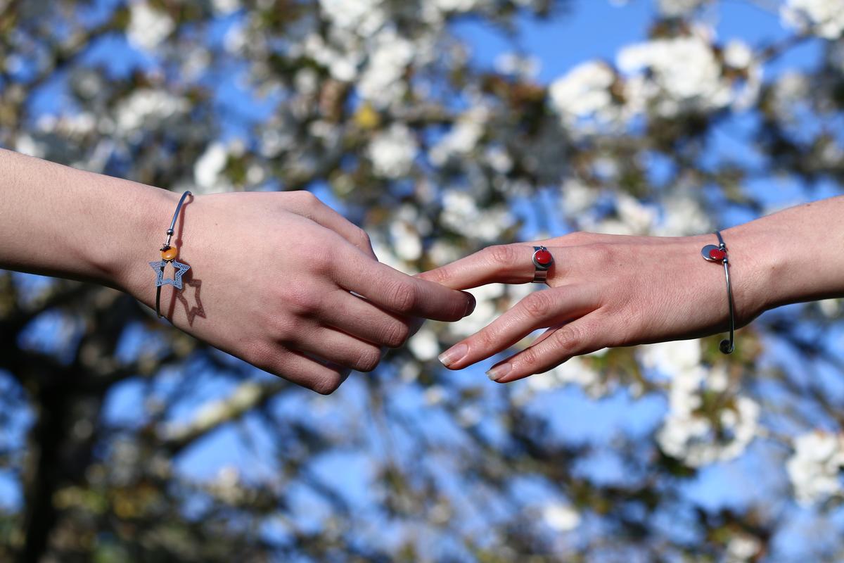 Collier doré cœurs transformable – Fleur nacrée