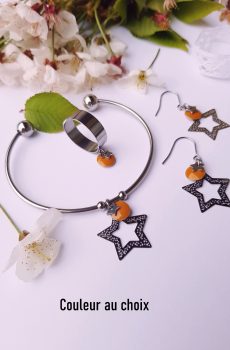 Parure inox [Boucles d’oreilles + bracelet] avec étoiles argentées et sequins émaillés moutarde