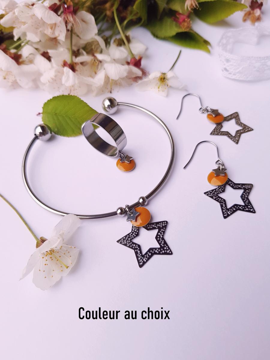 Parure inox [Boucles d’oreilles + bracelet] avec étoiles argentées et sequins émaillés moutarde