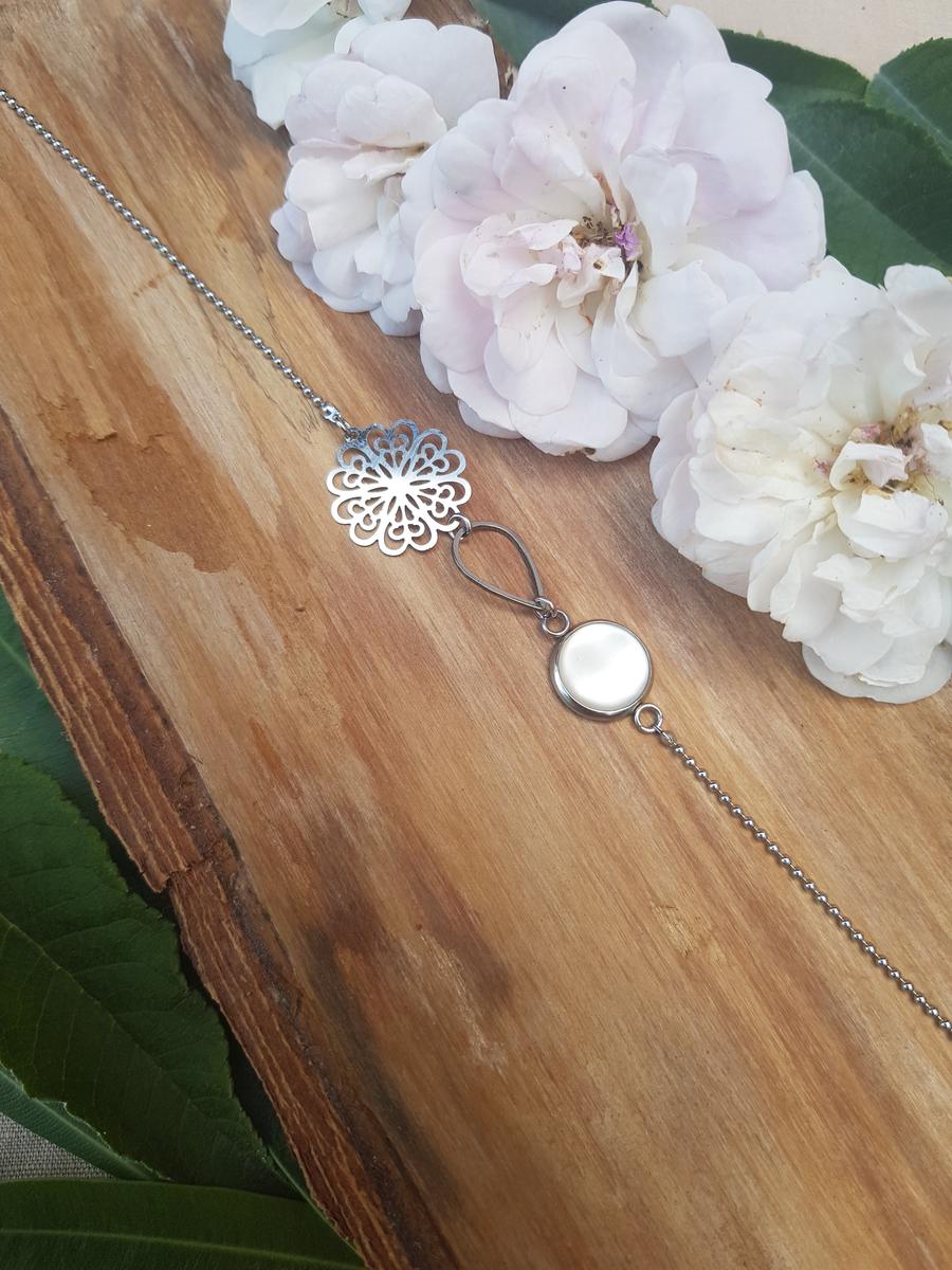 Headband inox fait main - Rosace et goutte argentées, cabochon blanc. Calino crea