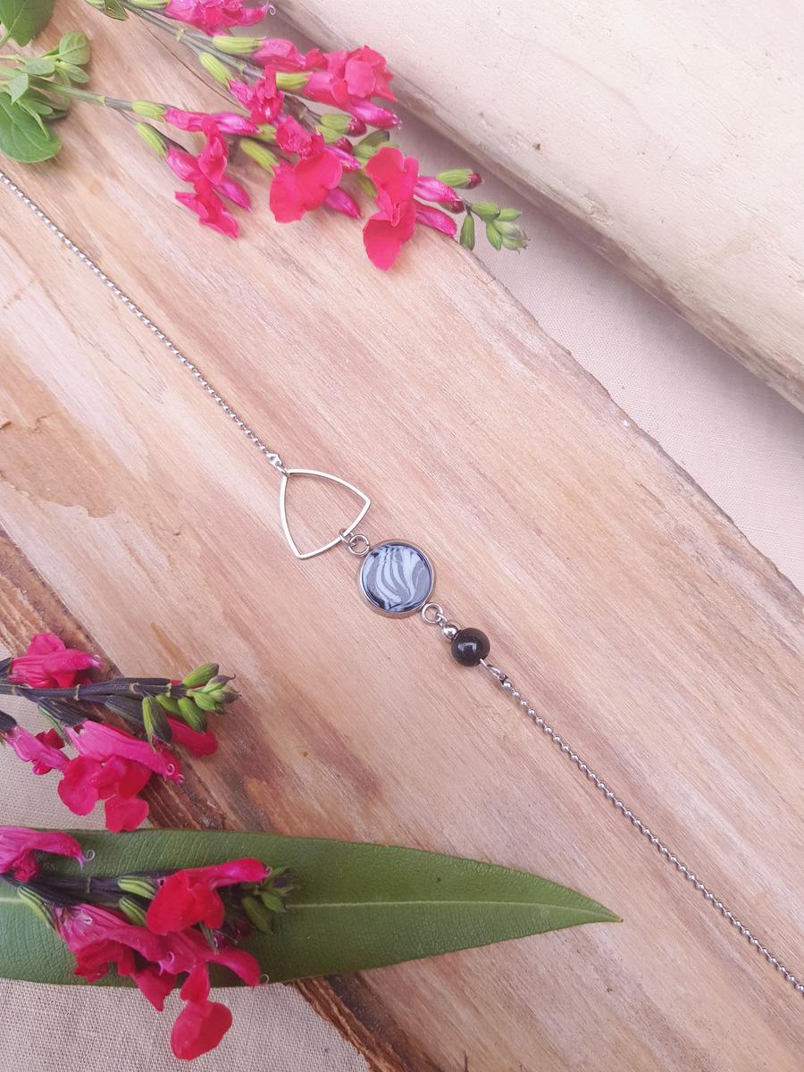 Headband inox fait main - Triangle argenté, cabochon zébré et perle d'imitation noire. Calino crea Headband inox fait main - Triangle argenté, cabochon zébré et perle d'imitation noire. Calino crea