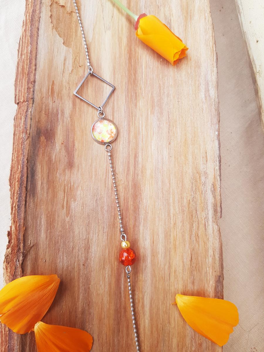 Headband inox fait main - Losange argenté, cabochon fleurie et perles d'imitation jaune et orange. Calino crea Headband inox fait main - Losange argenté, cabochon fleurie et perles d'imitation jaune et orange. Calino crea