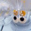 Boucles d'oreilles inox fait main - Clou jaune résine et sequins blanc et noir. Calino Crea