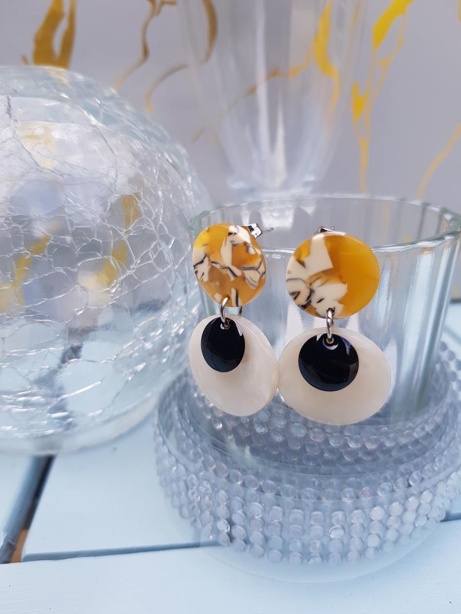 Boucles d'oreilles inox fait main - Clou jaune résine et sequins blanc et noir. Calino Crea Boucles d'oreilles inox fait main - Clou jaune résine et sequins blanc et noir. Calino Crea