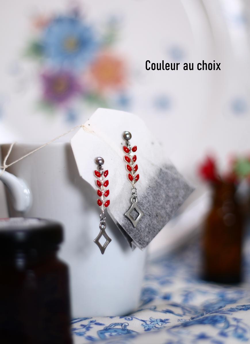 Boucles d'oreilles en acier inoxydable avec chaîne épi de couleur au choix et losange argenté Boucles d'oreilles en acier inoxydable avec chaîne épi de couleur au choix et losange argenté