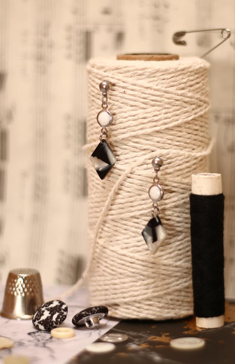 Boucles d'oreilles inox - Losange résine noir et blanc et sequin émaillé Boucles d'oreilles inox - Losange résine noir et blanc et sequin émaillé