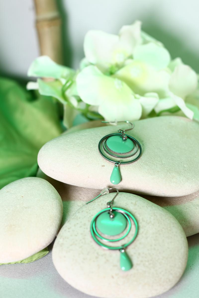 Boucles d'oreilles inox - double cercle et sequins émaillés vert menthe Boucles d'oreilles inox - double cercle et sequins émaillés vert menthe
