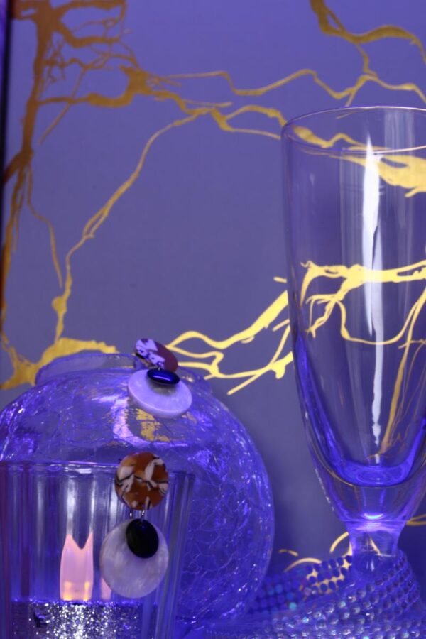 Boucles d'oreilles inox - Clou jaune résine et sequins blanc et noir