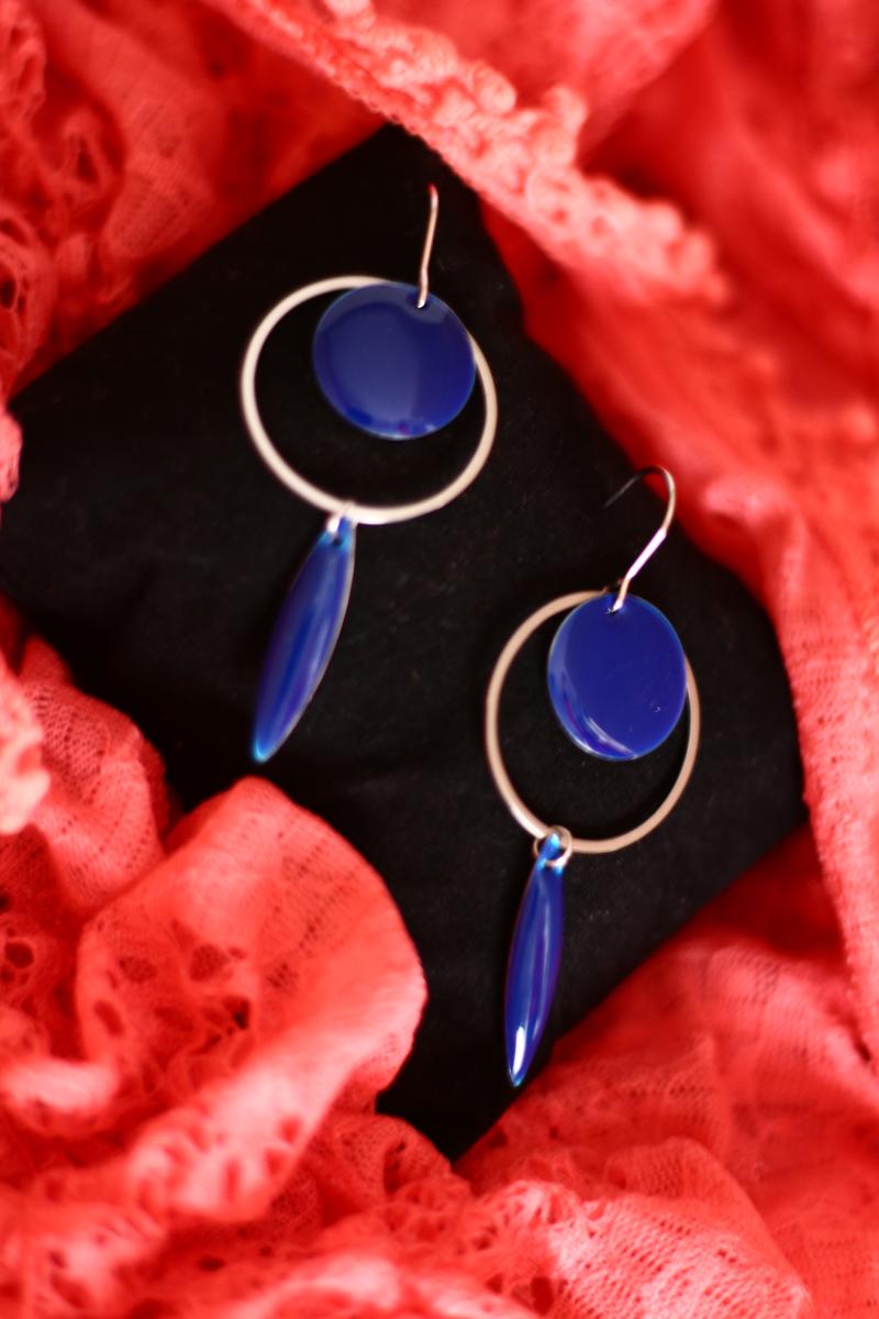 Boucles d'oreilles inox - Anneau argenté et sequins émaillés bleu foncé