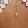 Bijou de dos inox mariage fait main - Perles blanches et bleues. Calino Crea Bijou de dos inox mariage fait main - Perles blanches et bleues. Calino Crea