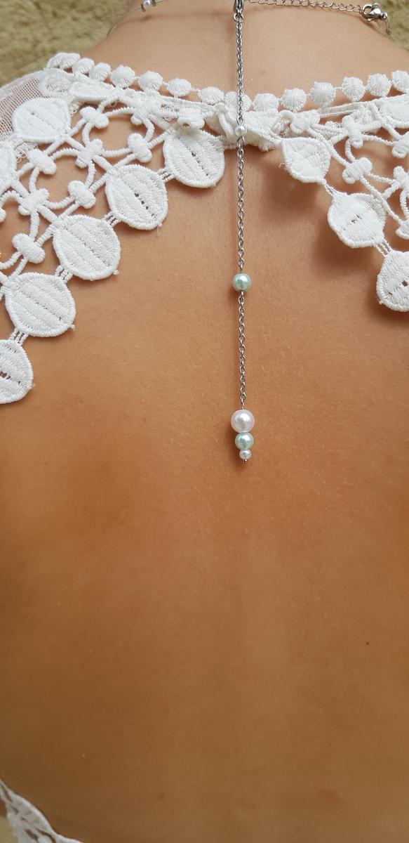 Bijou de dos inox mariage fait main - Perles blanches et bleues. Calino Crea Bijou de dos inox mariage fait main - Perles blanches et bleues. Calino Crea