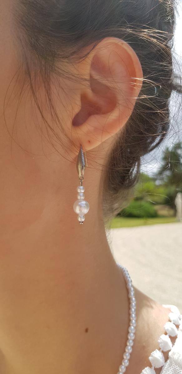 Boucles d'oreilles inox personnalisables fait main - Perles blanches et crochets argentés. Calino crea