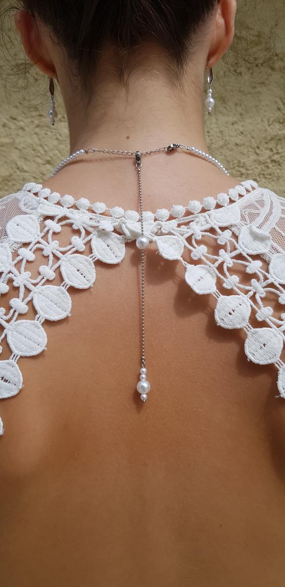 Bijou de dos inox fait main - Perles et fleur blanches. Calino crea