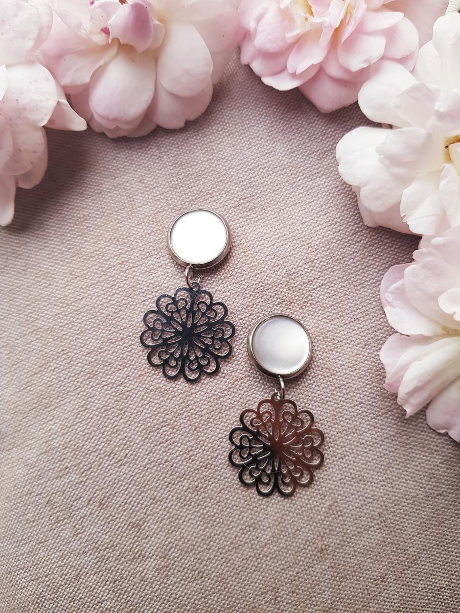 Boucles d'oreilles inox fait main - Clou cabochon blanc et rosace argentée. Calino Crea