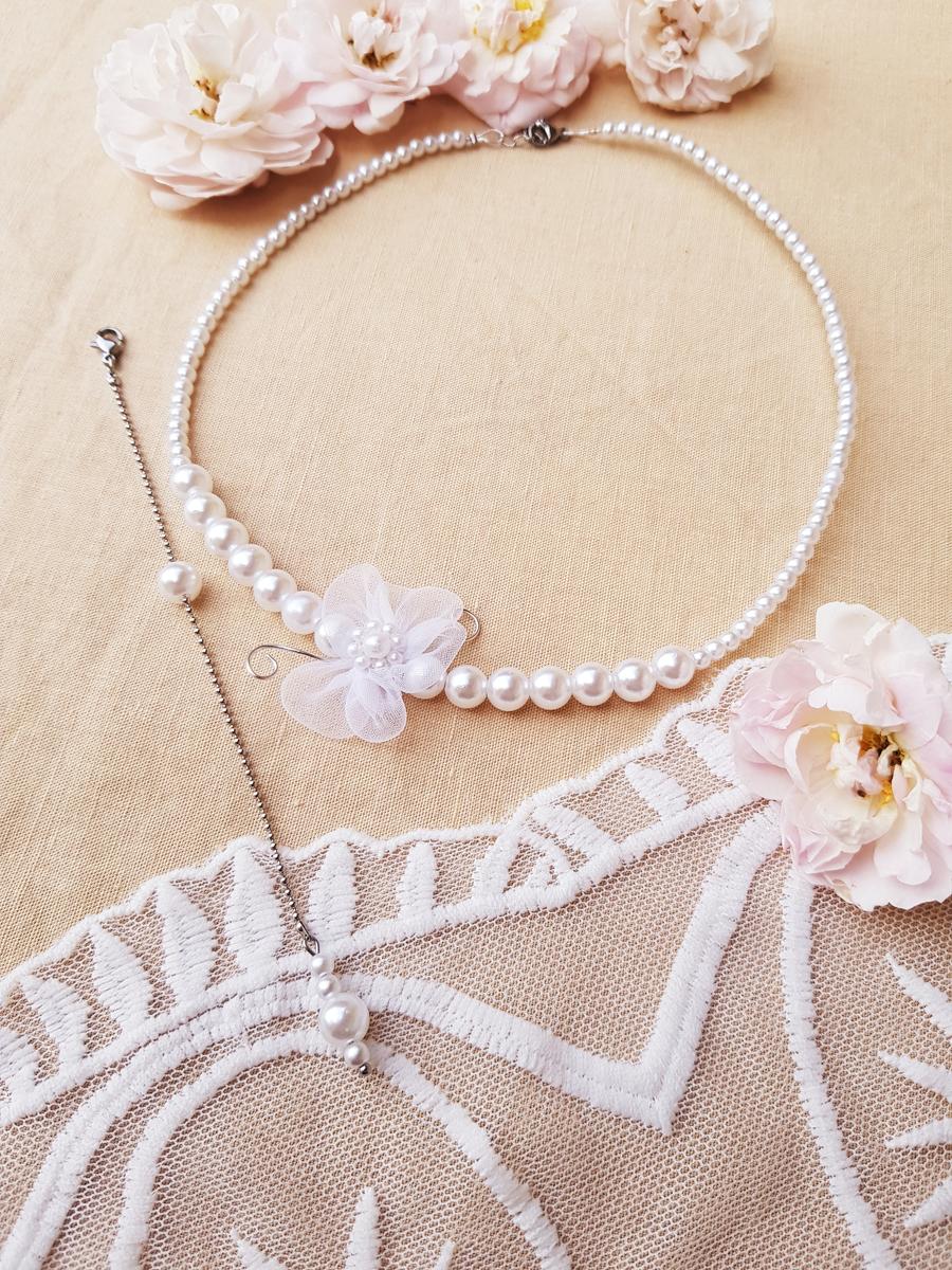 Collier et bijoux de dos inox fait main - Perles et fleur blanches. Calino crea