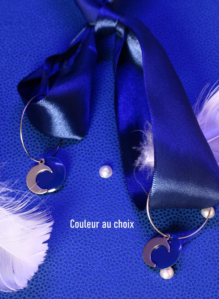 Boucles d'oreilles inox fait main - Créole lune argentée et sequin bleu. Calino crea Boucles d'oreilles inox fait main - Créole lune argentée et sequin bleu. Calino crea