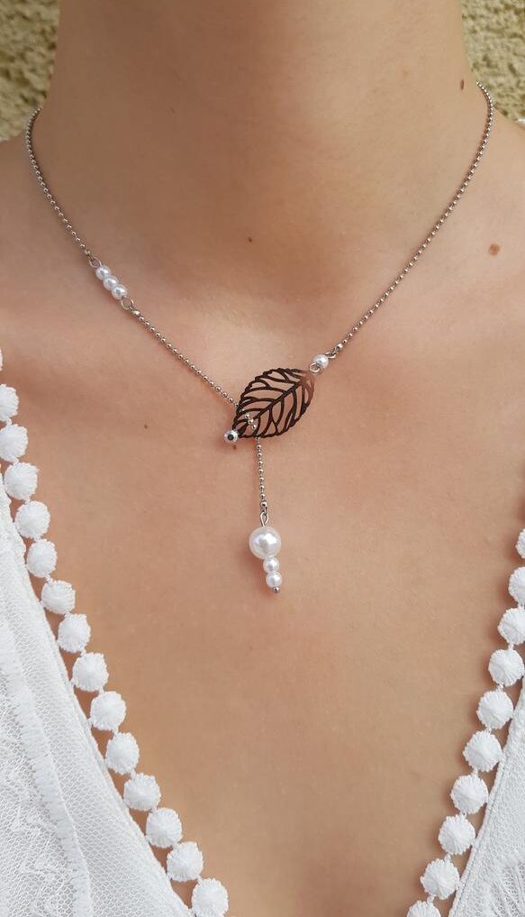 Collier inox mariage fait main - Feuilles et perles blanches. Calino Crea Collier inox mariage fait main - Feuilles et perles blanches. Calino Crea