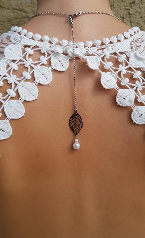 Bijou de dos inox mariage fait main - Feuilles et perles blanches. Calino Crea Bijou de dos inox mariage fait main - Feuilles et perles blanches. Calino Crea
