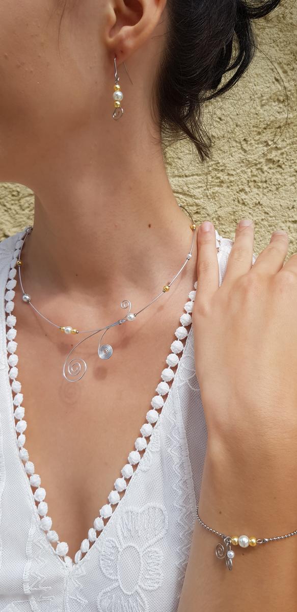 Parure inox mariage fait main - Arabesque et perles blanches et doré clair. Calino Crea Parure inox mariage fait main - Arabesque et perles blanches et doré clair. Calino Crea