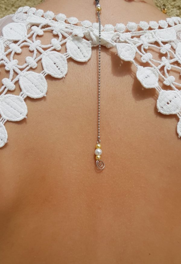 Bijoux de dos inox mariage fait main - Arabesque et perles blanches et doré clair. Calino Crea