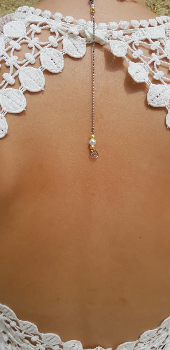 Bijoux de dos inox mariage fait main - Arabesque et perles blanches et doré clair. Calino Crea Bijoux de dos inox mariage fait main - Arabesque et perles blanches et doré clair. Calino Crea