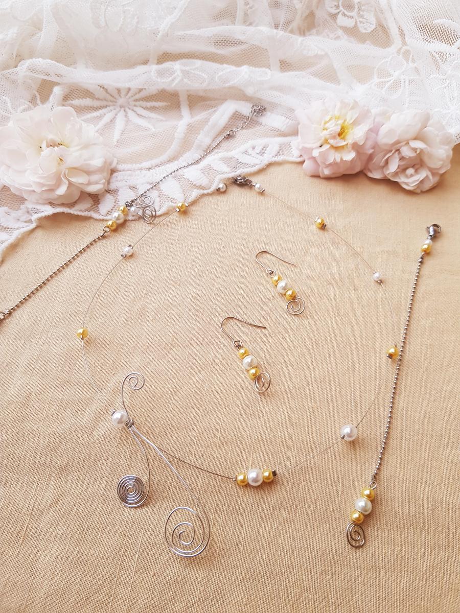 Parure inox mariage fait main - Arabesque et perles blanches et doré clair. Calino Crea
