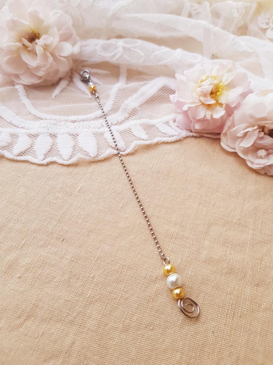 Bijoux de dos inox mariage fait main - Arabesque et perles blanches et doré clair. Calino Crea Bijoux de dos inox mariage fait main - Arabesque et perles blanches et doré clair. Calino Crea