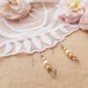 Boucles doreille inox mariage fait main - Arabesque et perles blanches et doré clair. Calino Crea