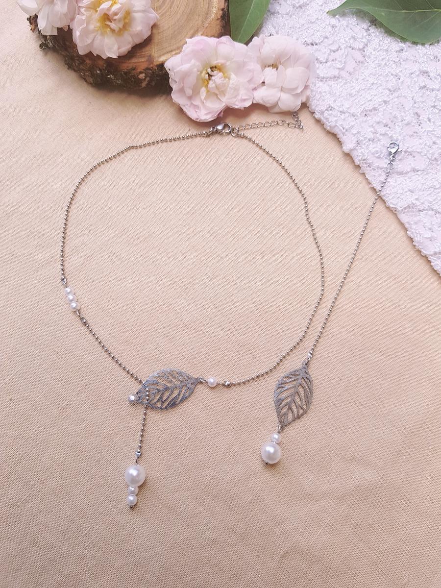 Collier et bijou de dos inox mariage fait main - Feuilles et perles blanches. Calino Crea