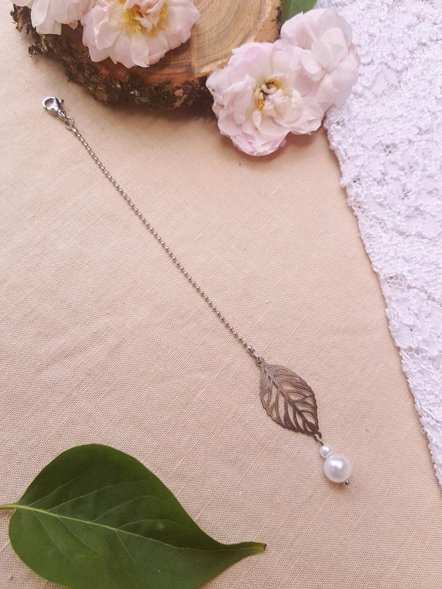Bijou de dos inox mariage fait main - Feuilles et perles blanches. Calino Crea