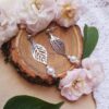 Boucles d'oreilles inox mariage fait main - Feuilles et perles blanches. Calino Crea
