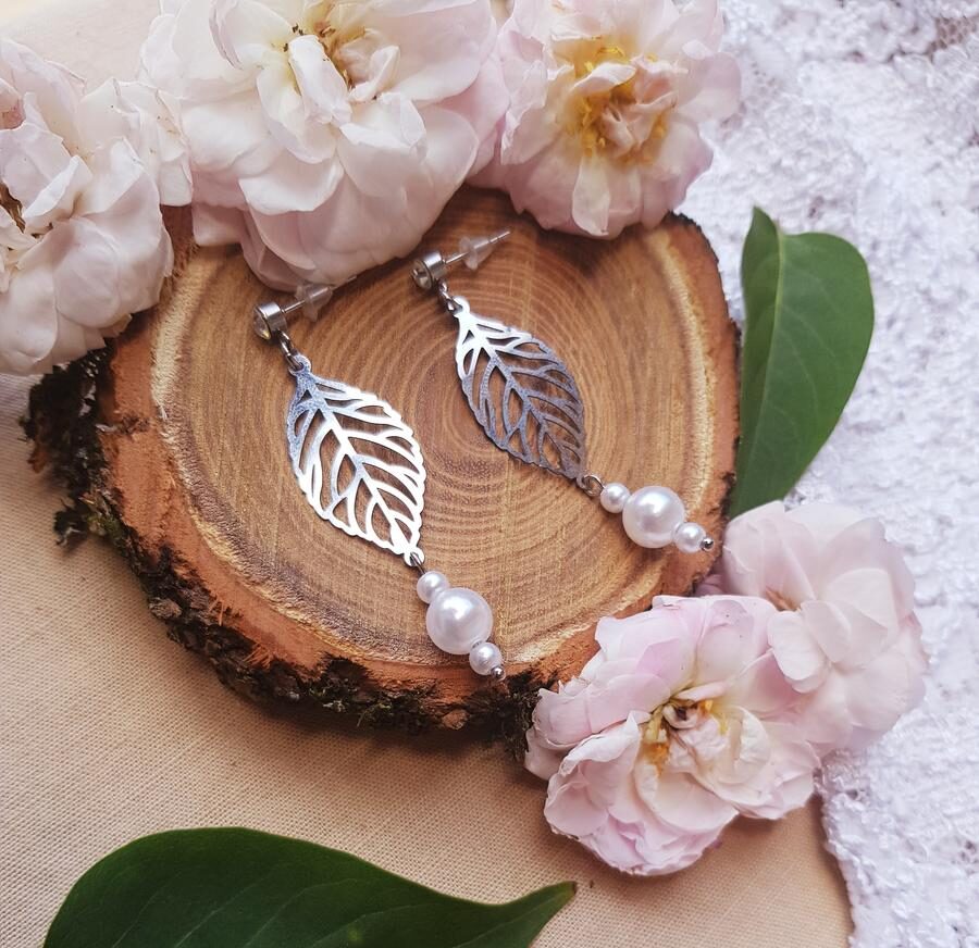 Boucles d'oreilles inox mariage fait main - Feuilles et perles blanches. Calino Crea