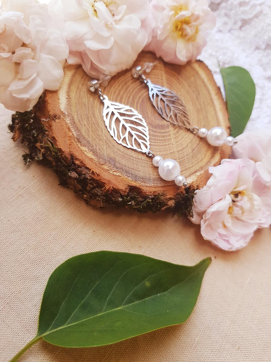 Boucles d'oreilles inox mariage fait main - Feuilles et perles blanches. Calino Crea