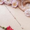 Bijou de dos inox mariage fait main -Perles blanches, ivoires et rose clair. Calino crea Bijou de dos inox mariage fait main -Perles blanches, ivoires et rose clair. Calino crea