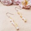 Boucles d'oreilles inox mariage fait main - Perles blanches et ivoires. Calino Crea Boucles d'oreilles inox mariage fait main - Perles blanches et ivoires. Calino Crea