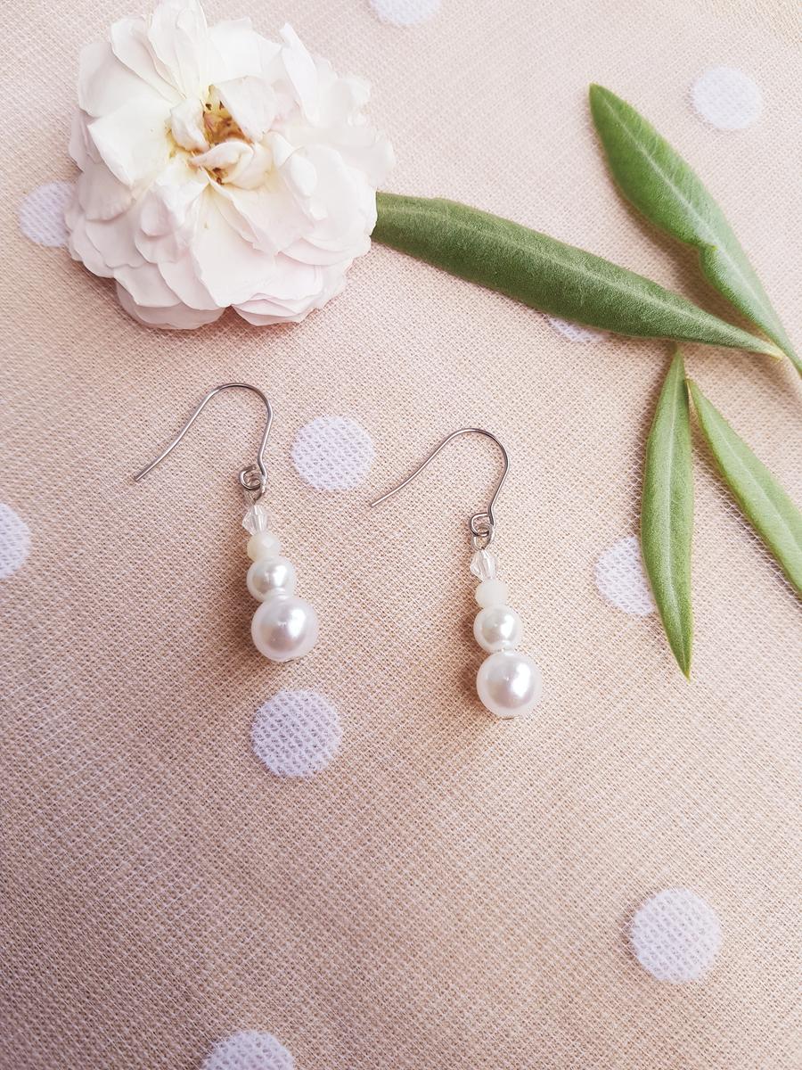 Boucles d'oreilles mariage fait main - Trio de perles blanches. Calino Crea Boucles d'oreilles mariage fait main - Trio de perles blanches. Calino Crea