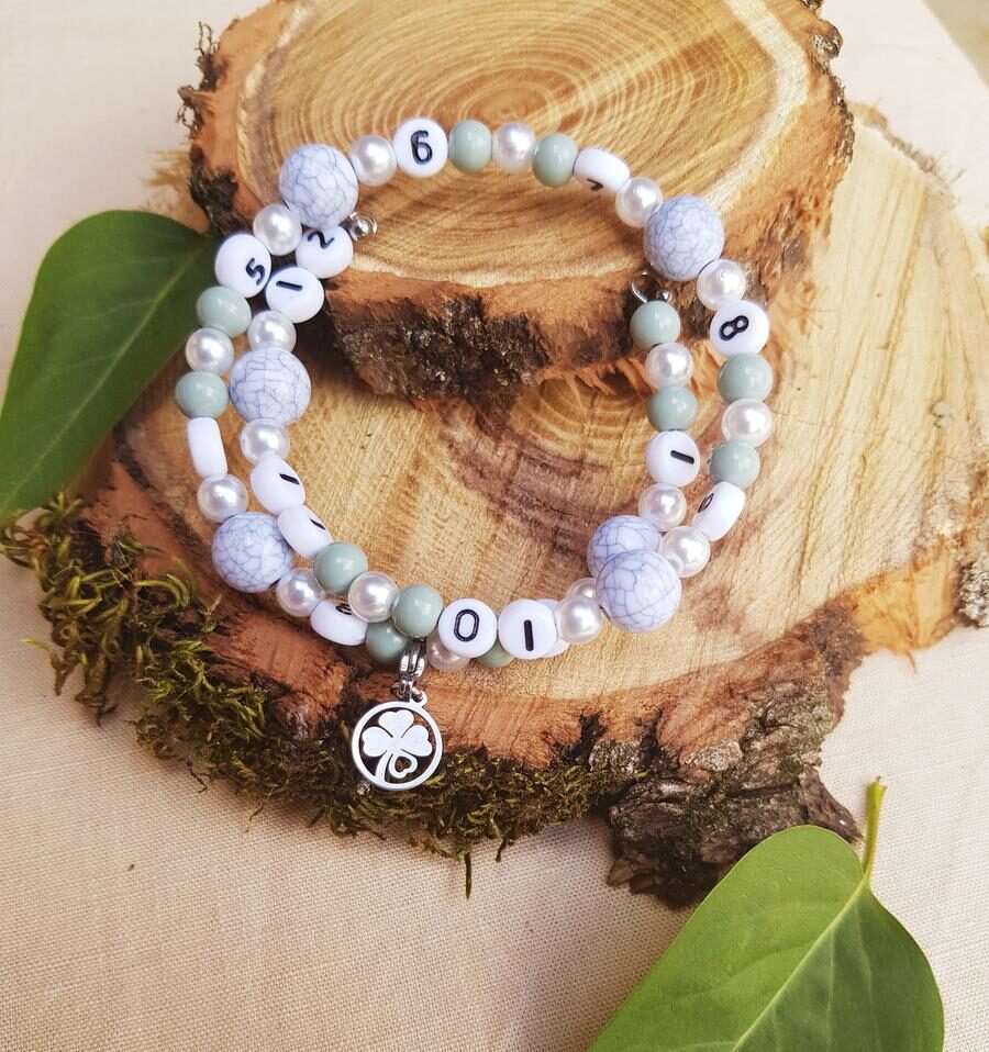 Bracelet d'allaitement fait main personnalisable, perles blanches, grises et vertes et trèfle. Calino Crea
