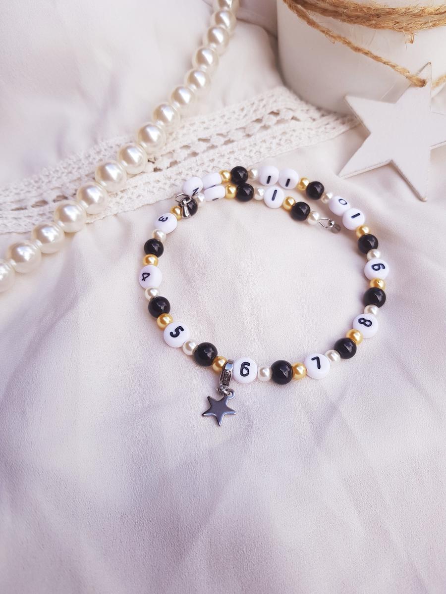 Bracelet d'allaitement fait main personnalisable, perles noires et dorées et étoiles. Calino Crea