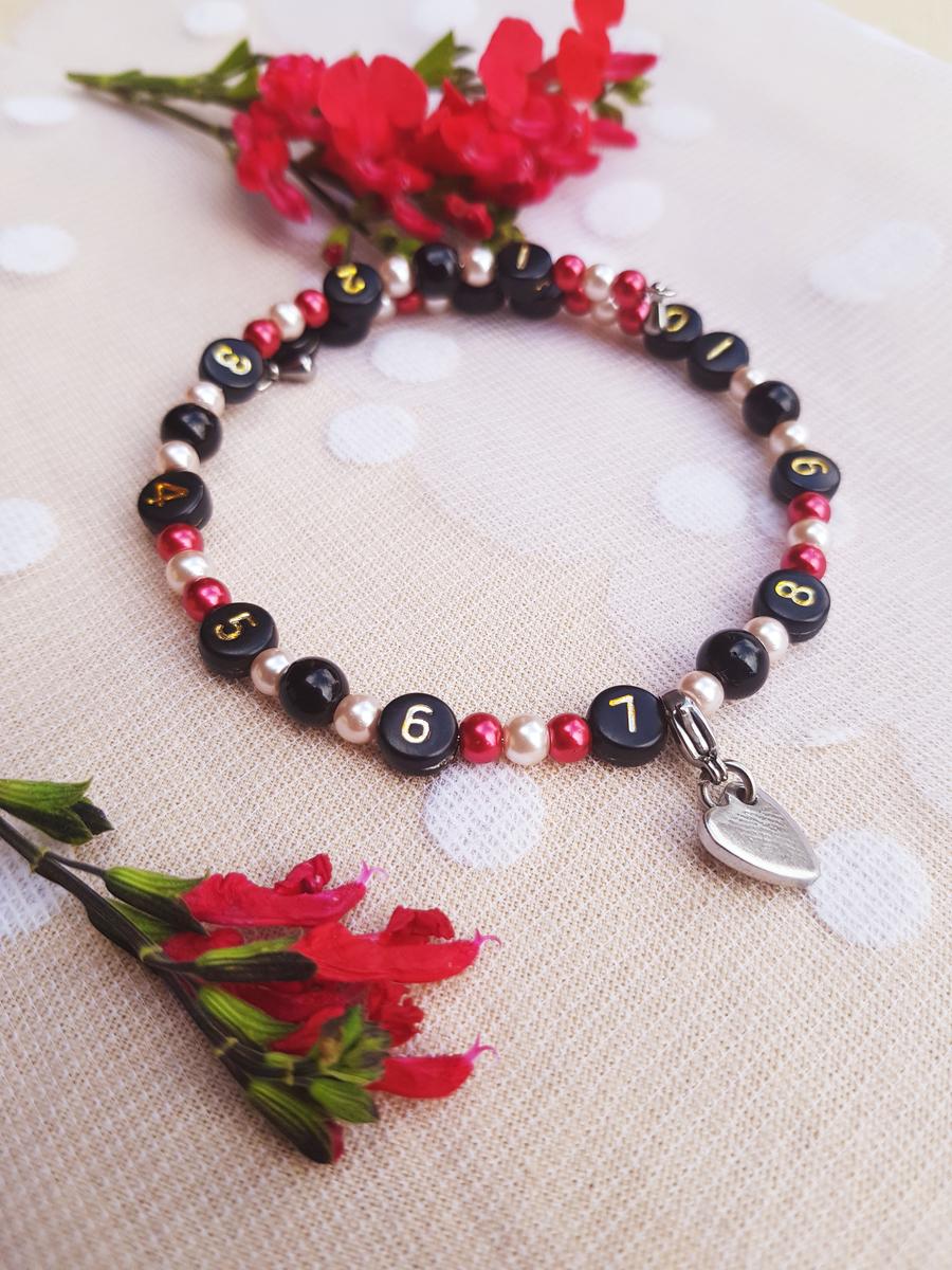 Bracelet d'allaitement fait main personnalisable, perles noires, rouges et dorées et coeur. Calino Crea