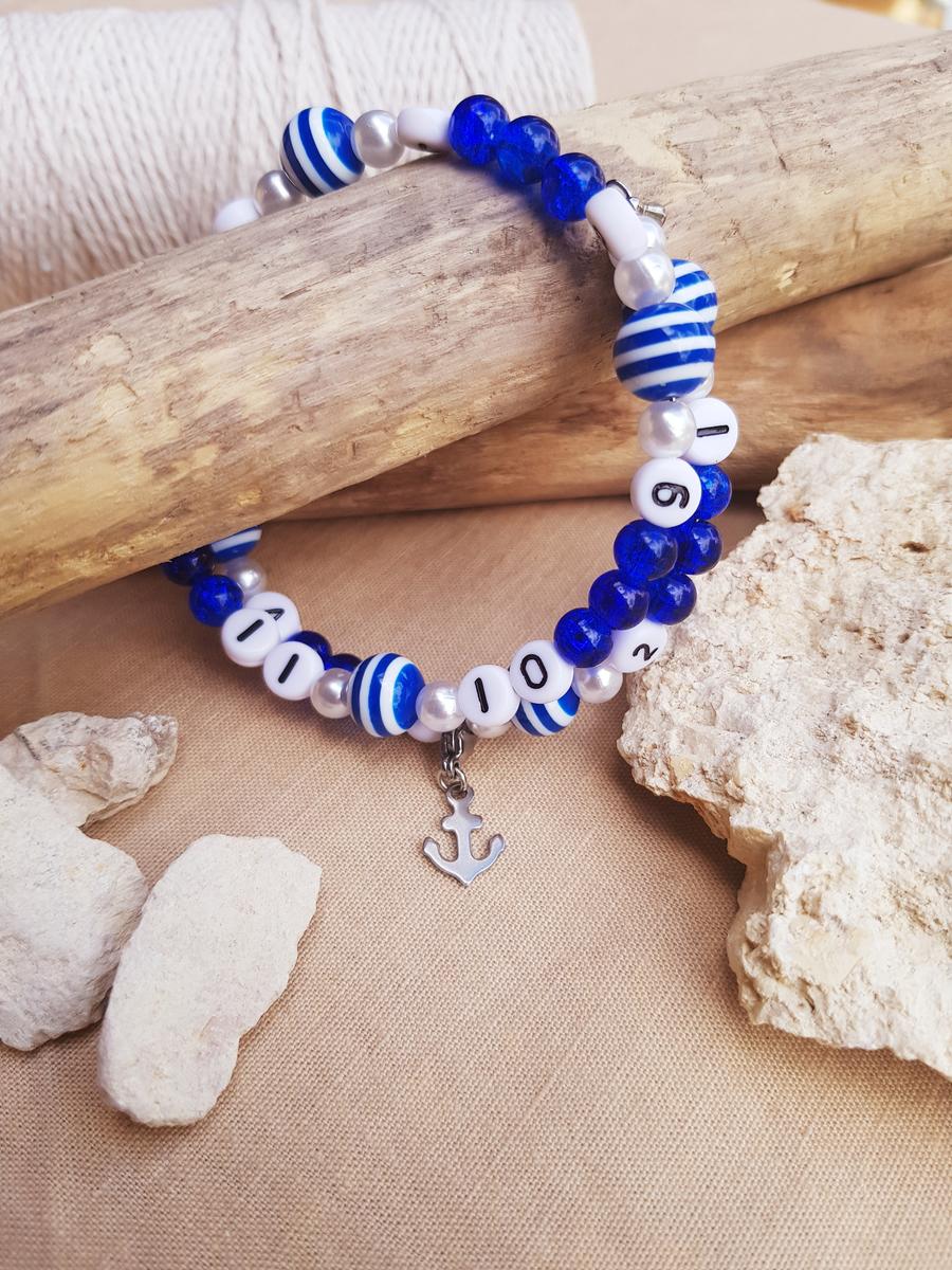Bracelet d'allaitement fait main personnalisable, perles bleues et blanches et ancre marine. Calino Crea