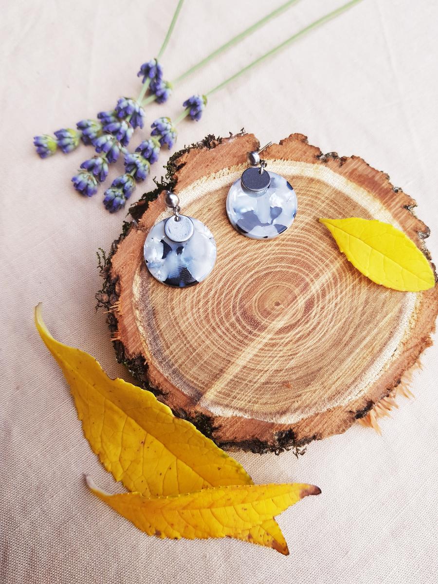 Boucles d'oreilles inox fait main - sequin résine noir et blanc et sequin argenté. Calino Crea