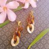 Boucles d'oreilles inox fait main - chaîne maillons marron, beige et dorés. Calino Crea