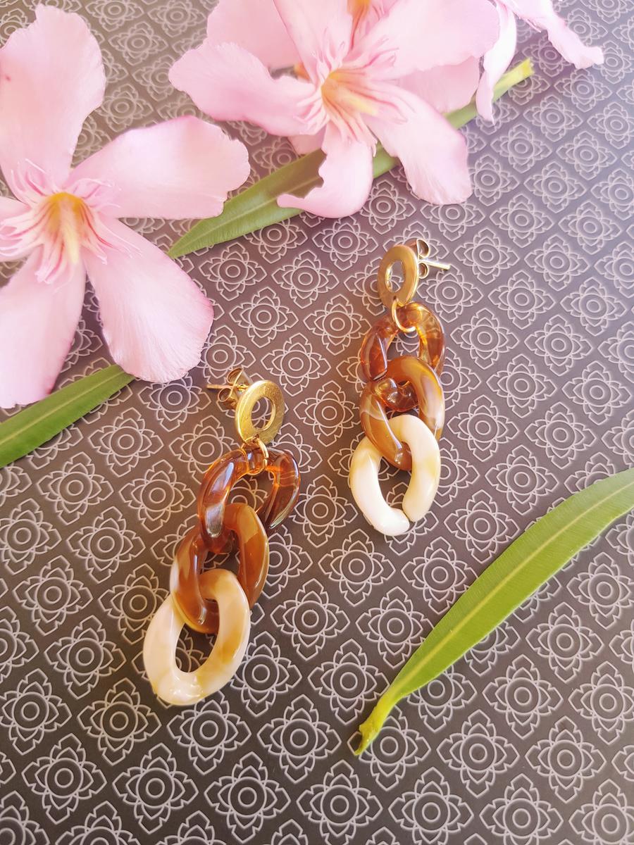 Boucles d'oreilles inox fait main - chaîne maillons marron, beige et dorés. Calino Crea