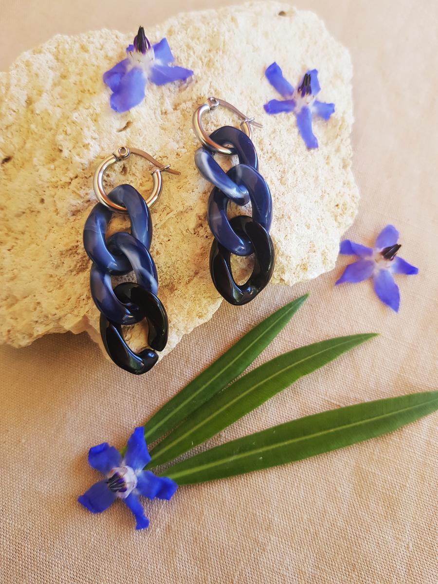 Boucles d'oreilles inox fait main - chaîne maillons bleus, noirs et argentés. Calino Crea