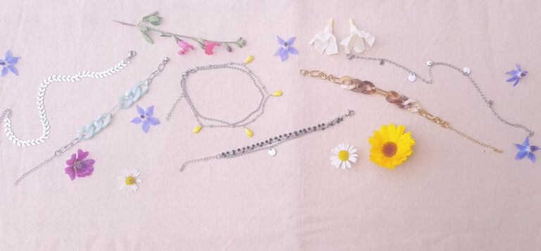 Bannière chaînes de cheville et bracelets