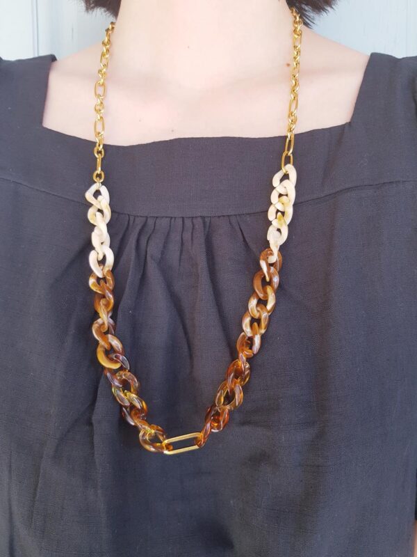 Collier inox fait main - chaîne maillons marron, beige et dorés. Calino Crea Collier inox fait main - chaîne maillons marron, beige et dorés. Calino Crea